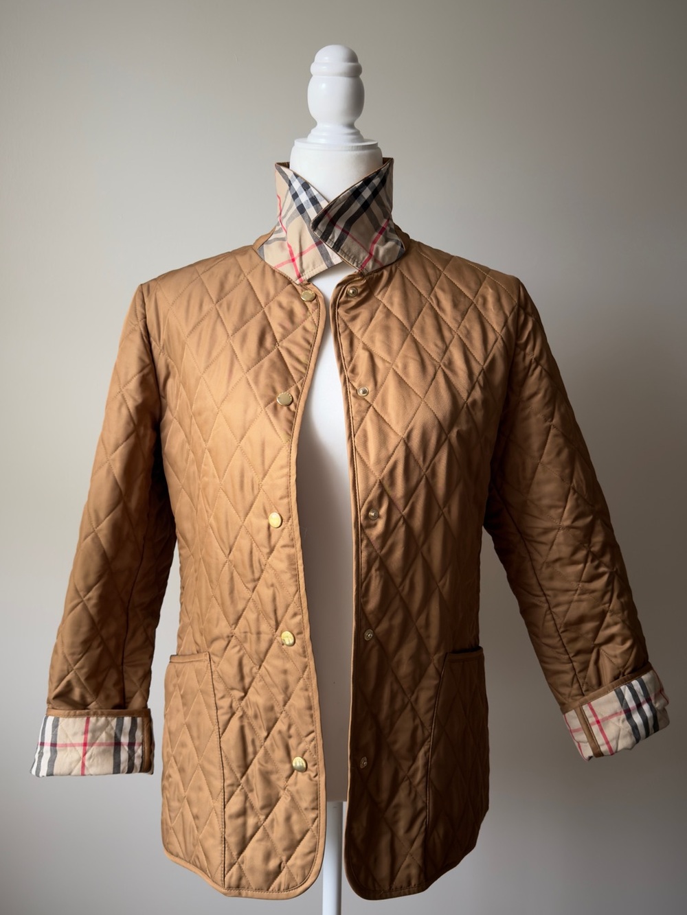 BURBERRY Quilted Brown Women's Jacket with Plaid Lining - Picture 2 of 5